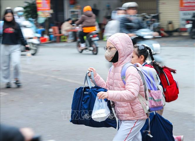 Học sinh đến trường trong ngày đầu tiên đi học năm 2026. Ảnh: Hoàng Hiếu - TTXVN