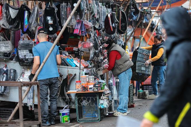 Các tiểu thương chuẩn bị hàng hoá, sẵn sàng đón khách dịp năm mới 2026. Ảnh: Hoàng Hiếu - TTXVN