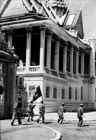 Lực lượng vũ trang cách mạng Campuchia tiến vào Hoàng cung, giải phóng Phnom Penh. Ảnh: TTXVN