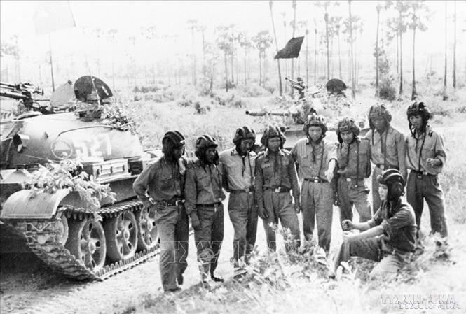 Các chiến sĩ đơn vị xe tăng Campuchia trao đổi kinh nghiệm sau giờ luyện tập. Ảnh: TTXVN