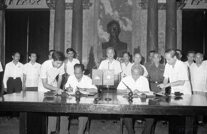 Thủ tướng Việt Nam Phạm Văn Đồng và Chủ tịch Hội đồng Cách mạng Nhân dân Campuchia Heng Samrin ký Tuyên bố chung Việt Nam - Campuchia, trong chuyến thăm chính thức của Chủ tịch Heng Samrin tới Việt Nam, ngày 22/8/1979. Ảnh: TTXVN