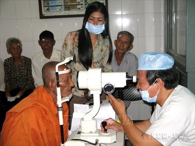 Hội bảo trợ người nghèo tỉnh Tây Ninh phối hợp với Hội bảo trợ bệnh nhân nghèo TP. Hồ Chí Minh tổ chức khám, mổ mắt, đặt thủy tinh thể cho 751 bệnh nhân nghèo tại tỉnh Kampongcham (Campuchia). Ảnh: Lê Đức Hoảnh - TTXVN