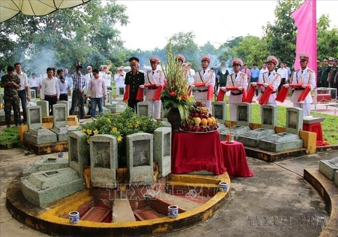 UBND tỉnh Tây Ninh phối hợp Bộ Tư lệnh Quân khu 7 tổ chức trọng thể lễ truy điệu và an táng 206 hài cốt quân tình nguyện Việt Nam hy sinh trên chiến trường Campuchia. Ảnh Lê Đức Hoảnh - TTXVN