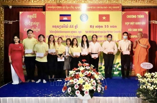 Hội hữu nghị Việt Nam - Campuchia Thành phố Hồ Chí Minh trao tặng học bổng trị giá 500 triệu đồng cho sinh viên Campuchia đang học tập trên địa bàn Thành phố. Ảnh: Hồng Giang - TTXVN