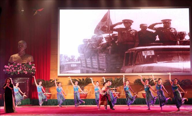 Chương trình biểu diễn văn nghệ tại Lễ kỷ niệm 40 năm Ngày Chiến thắng chiến tranh bảo vệ biên giới Tây Nam của Tổ quốc và cùng nhân dân Campuchia chiến thắng chế độ diệt chủng (7/1/1979 - 7/1/2019) được tổ chức trọng thể tại Hà Nội (4/1/2019). Ảnh: Văn Điệp - TTXVN