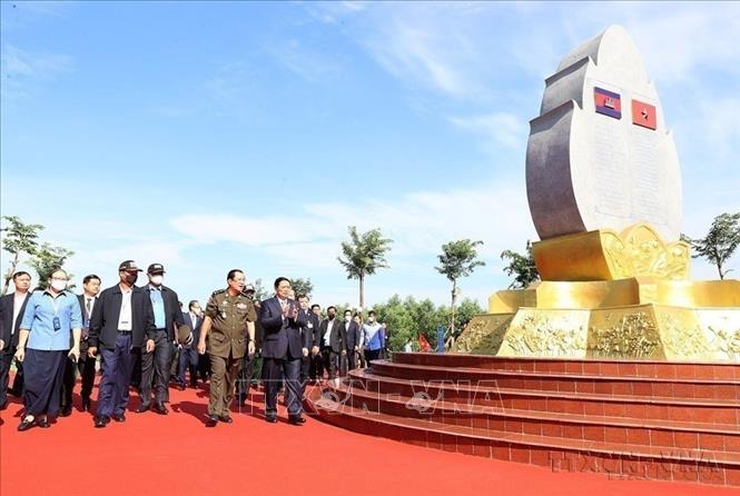 Thủ tướng Phạm Minh Chính và Thủ tướng Campuchia Samdech Techo Hun Sen thăm bia đá tại điểm dừng chân trong hành trình cứu nước của Thủ tướng Hun Sen tại xã Lộc Tấn, huyện Lộc Ninh, tỉnh Bình Phước (Khu vực X16). Ảnh: Dương Giang - TTXVN