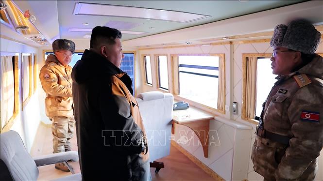 Nhà lãnh đạo Triều Tiên Kim Jong Un giám sát cuộc tập trận phóng tên lửa siêu vượt âm tại Bình Nhưỡng ngày 4/1/2026. Ảnh: Yonhap/TTXVN