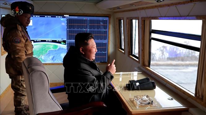 Nhà lãnh đạo Triều Tiên Kim Jong Un giám sát cuộc tập trận phóng tên lửa siêu vượt âm tại Bình Nhưỡng ngày 4/1/2026. Ảnh: Yonhap/TTXVN