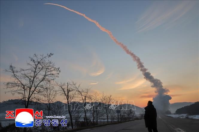 Cuộc tập trận phóng tên lửa siêu vượt âm tại Bình Nhưỡng, Triều Tiên, ngày 4/1/2026. Ảnh: Yonhap/TTXVN