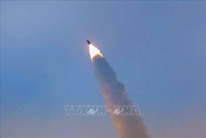 Cuộc tập trận phóng tên lửa siêu vượt âm tại Bình Nhưỡng, Triều Tiên, ngày 4/1/2026. Ảnh: Yonhap/TTXVN