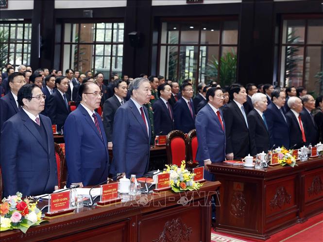 Tổng Bí thư Tô Lâm và các đại biểu thực hiện nghi lễ chào cờ. Ảnh: Thống Nhất – TTXVN