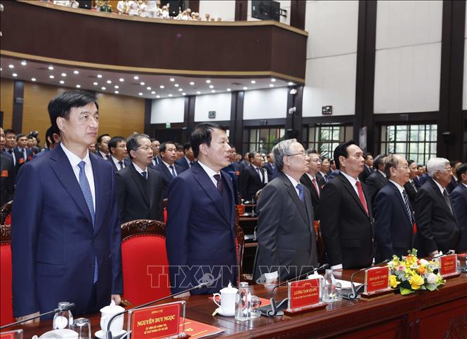 Các đại biểu thực hiện nghi lễ chào cờ. Ảnh: Thống Nhất – TTXVN