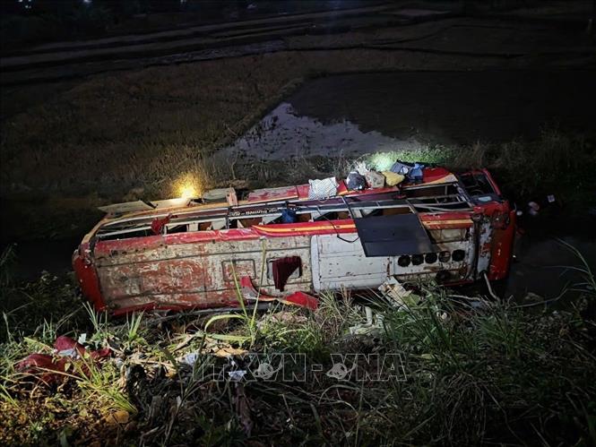 Hiện trường vụ lật xe khách trên Quốc lộ 37 ở Sơn La khiến 11 người bị thương. Ảnh: TTXVN phát