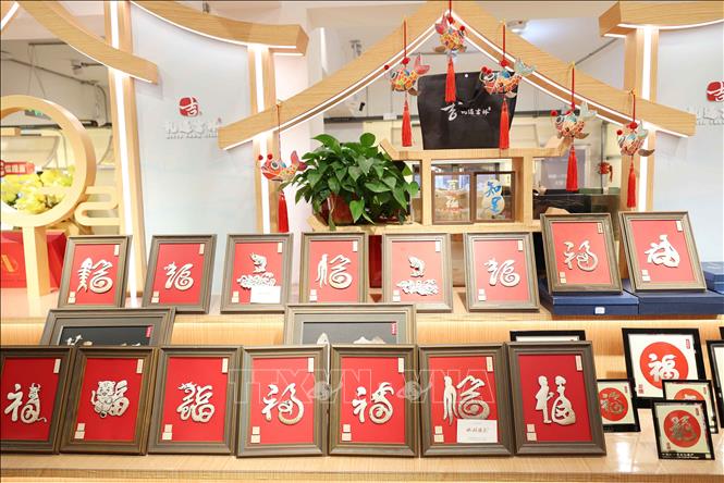 Tranh chữ Phúc được chế tác từ da cá hồ Tra Can với nhiều loại chữ khác nhau. Ảnh: Công Tuyên-PV TTXVN tại Trung Quốc