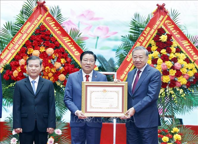 Tổng Bí thư Tô Lâm trao Huân chương Hồ Chí Minh tặng Ban Nội chính Trung ương. Ảnh: Thống Nhất – TTXVN