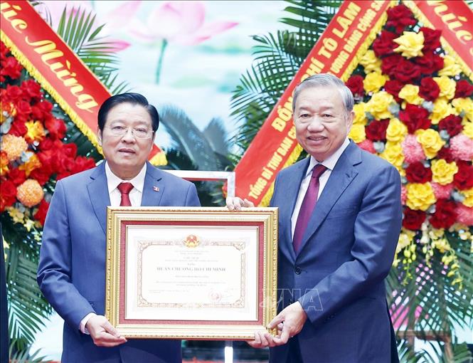 Tổng Bí thư Tô Lâm trao Huân chương Hồ Chí Minh tặng Ban Nội chính Trung ương. Ảnh: Thống Nhất – TTXVN