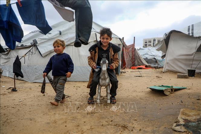 Các em nhỏ tại trại tị nạn ở Gaza. Ảnh: THX/TTXVN