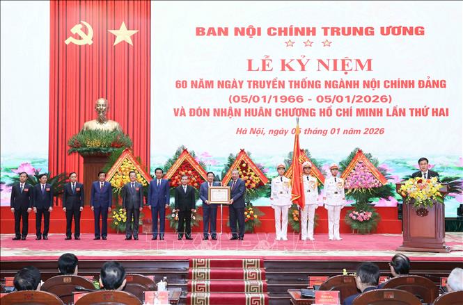 Tổng Bí thư Tô Lâm trao Huân chương Hồ Chí Minh cho Ban Nội chính Trung ương. Ảnh: Phương Hoa – TTXVN