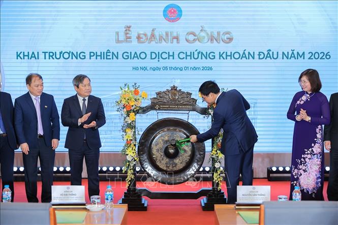 Các đại biểu thực hiện nghi thức đánh cồng. Ảnh: Lê Đông - TTXVN