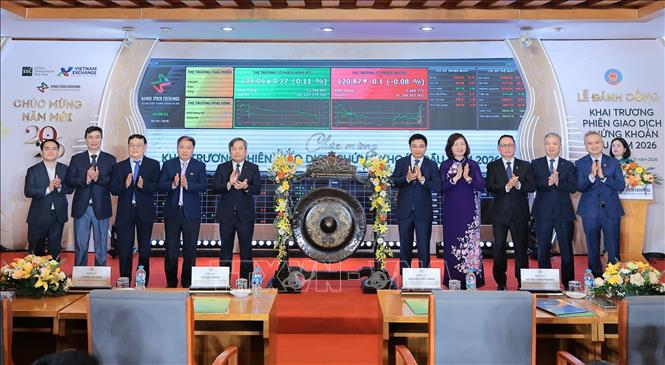 Các đại biểu thực hiện nghi thức đánh cồng khai trương giao dịch chứng khoán đầu năm 2026. Ảnh: Lê Đông - TTXVN