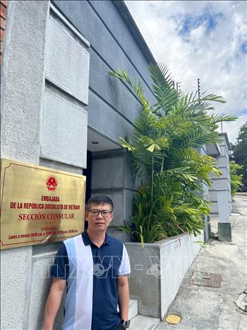 Kỹ sư Nguyễn Xuân Tuấn trước trụ sở Đại sứ quán Việt Nam ở thủ đô Caracas, Venezuela. Ảnh: TTXVN phát