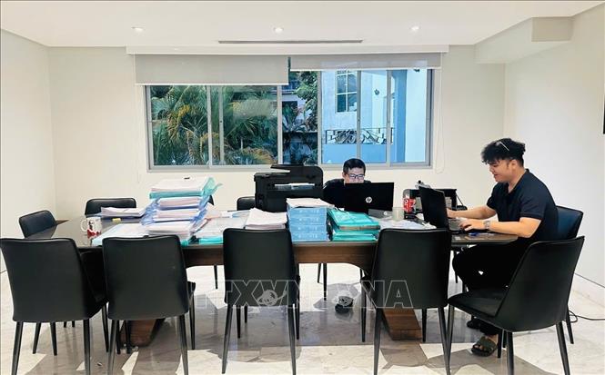 Kỹ sư Nguyễn Xuân Tuấn và Trần Ngọc Khánh tại Đại sứ quán Việt Nam ở thủ đô Caracas, Venezuela. Ảnh: TTXVN phát