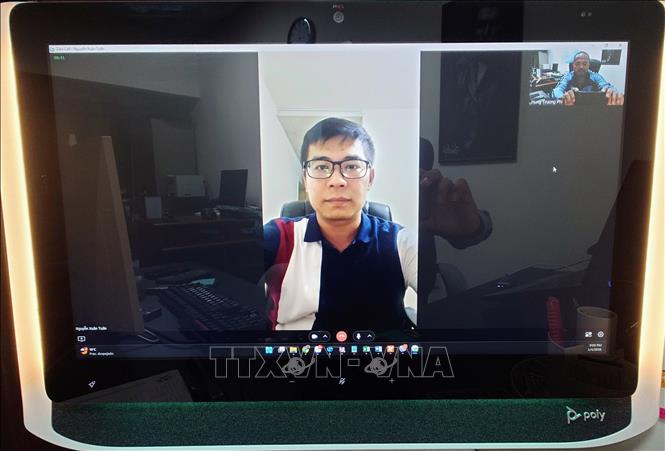 Kỹ sư Nguyễn Xuân Tuấn trả lời phỏng vấn phóng viên TTXVN tại Mỹ Latinh qua Internet. Ảnh: Phi Hùng - PV TTXVN tại Mỹ Latinh