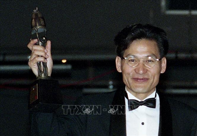 (Tư liệu) Nam diễn viên Hàn Quốc Ahn Sung Ki tại lễ trao giải thưởng Điện ảnh Daejong ở Seoul, tháng 4/1994. Ảnh: Yonhap/TTXVN