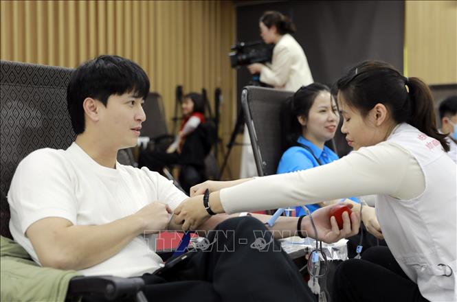 Diễn viên điện ảnh Huỳnh Anh tham gia hiến máu tình nguyện tại địa điểm Bệnh viện Hữu nghị Lạc Việt phường Vĩnh Phúc sáng 5/1/2026. Ảnh: Hoàng Hùng -TTXVN