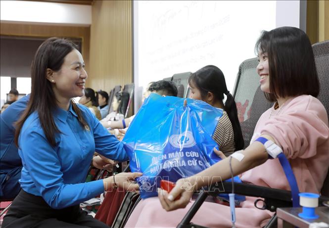Phó Chủ tịch MTTQ phường Vĩnh Phúc Phùng Thị Hà tặng quà người tham gia hiến máu tình nguyện tại địa điểm Bệnh viện Hữu nghị Lạc Việt, phường Vĩnh Phúc sáng 5/1/2026. Ảnh: Hoàng Hùng -TTXVN 