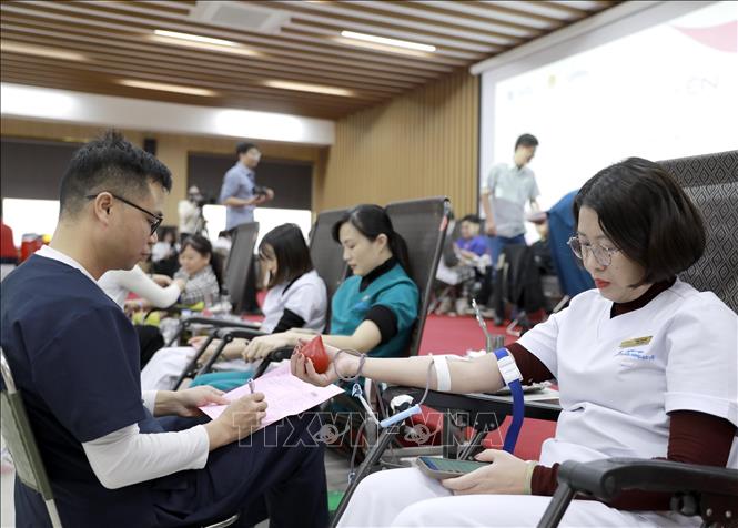 Nhân viên y tế Bệnh viện Đa khoa tỉnh Phú Thọ (trái) thực hiện quy trình tiếp nhận máu tại địa điểm Bệnh viện Hữu nghị Lạc Việt phường Vĩnh Phúc sáng 5/1/2026. Ảnh: Hoàng Hùng -TTXVN