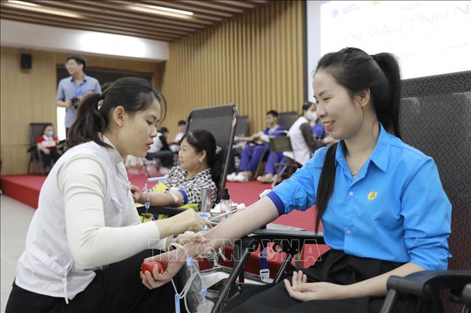 Tình nguyện viên tham gia hiến máu tình nguyện tại địa điểm Bệnh viện Hữu nghị Lạc Việt, phường Vĩnh Phúc sáng 5/1/2026. Ảnh: Hoàng Hùng -TTXVN