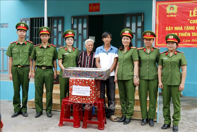 Hội phụ nữ cơ sở Trại Tạm giam số 3, Công an tỉnh Lâm Đồng tặng quà cho gia đình bà Nguyễn Thị Sáng ở phường Hàm Thắng tại lễ bàn giao nhà mới. Ảnh: Hồng Hiếu – TTXVN