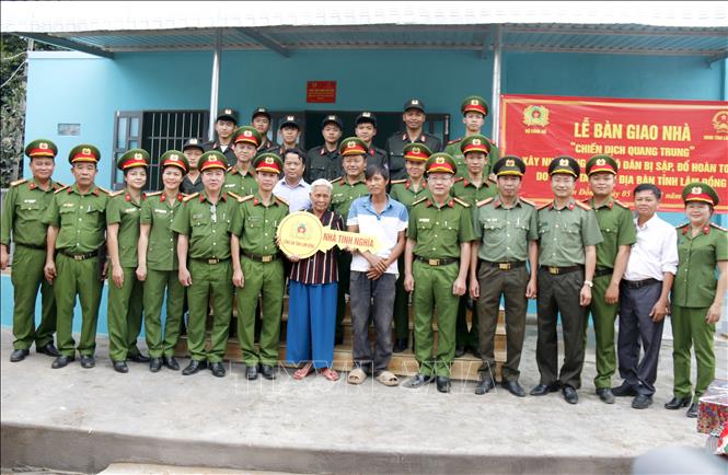 Công an tỉnh Lâm Đồng tổ chức bàn giao nhà mới cho gia đình bà Nguyễn Thị Sáng ở phường Hàm Thắng. Ảnh: Hồng Hiếu - TTXVN