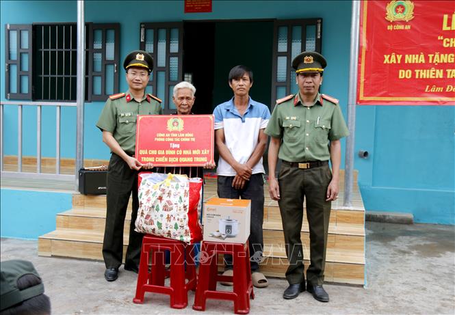 Phòng Công tác Chính trị, Công an tỉnh Lâm Đồng tặng quà cho gia đình bà Nguyễn Thị Sáng tại lễ bàn giao nhà mới ở phường Hàm Thắng. Ảnh: Hồng Hiếu – TTXVN