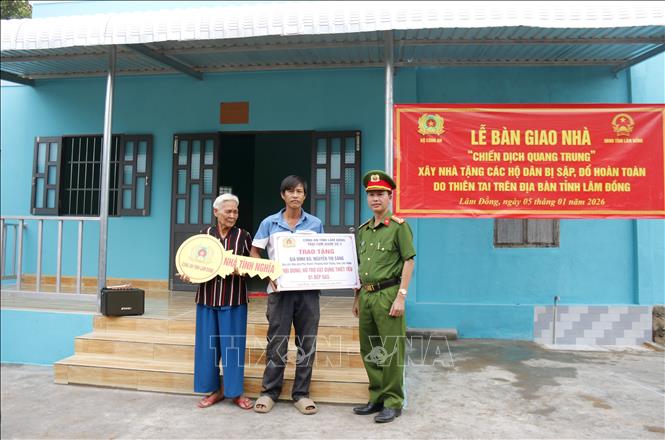 Công an tỉnh Lâm Đồng tổ chức bàn giao nhà mới cho gia đình bà Nguyễn Thị Sáng tại phường Hàm Thắng. Ảnh: Hồng Hiếu - TTXVN