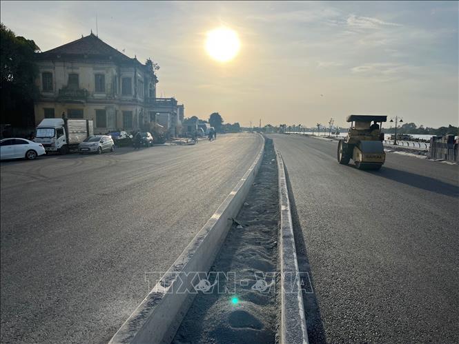 Đoạn đường ven sông Đồng Nai, đoạn trước phủ Võ Hà Thanh đang được khẩn trương hoàn thiện. Ảnh: Sỹ Tuyên - TTXVN