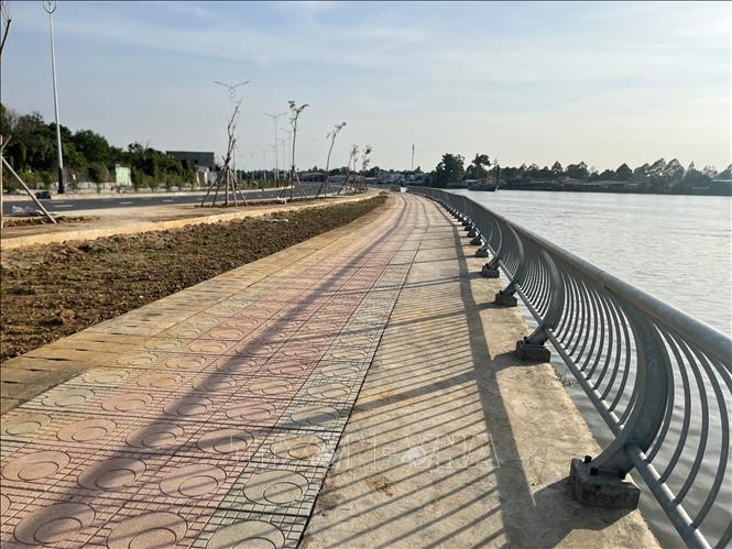 Hạng mục bờ kè trên tuyến đường ven sông Đồng Nai đã được lắp đặt, tạo điểm nhấn cảnh quan cho đô thị ven sông. Ảnh: Sỹ Tuyên - TTXVN