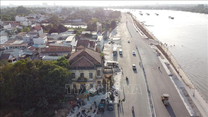 Đoạn đường ven sông Đồng Nai, đoạn trước phủ Võ Hà Thanh đang được khẩn trương hoàn thiện. Ảnh: Sỹ Tuyên - TTXVN