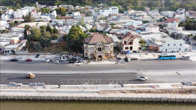 Đoạn đường ven sông Đồng Nai, đoạn trước phủ Võ Hà Thanh đang được khẩn trương hoàn thiện. Ảnh: Sỹ Tuyên - TTXVN