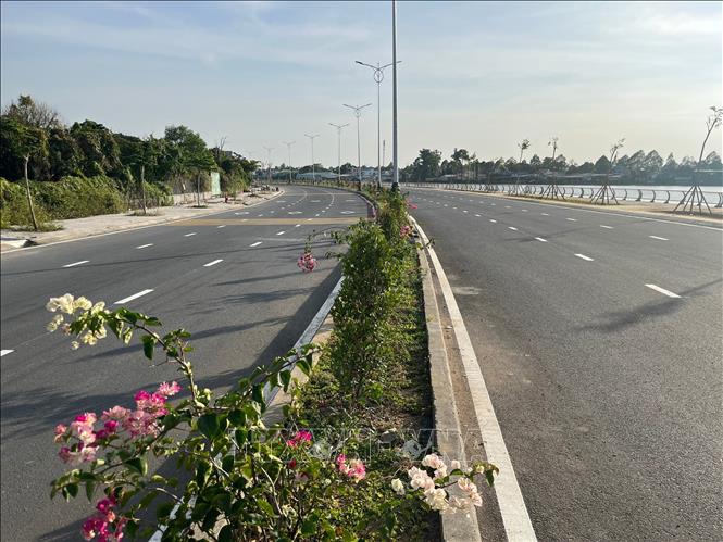 Mặt đường với 6 làn xe cùng các hạng mục chính của tuyến đường ven sông Đồng Nai đang được hoàn thiện, dự kiến thông xe trước Tết Nguyên đán 2026. Ảnh: Sỹ Tuyên - TTXVN