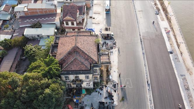 Đoạn đường ven sông Đồng Nai, đoạn trước phủ Võ Hà Thanh đang được khẩn trương hoàn thiện. Ảnh: Sỹ Tuyên - TTXVN