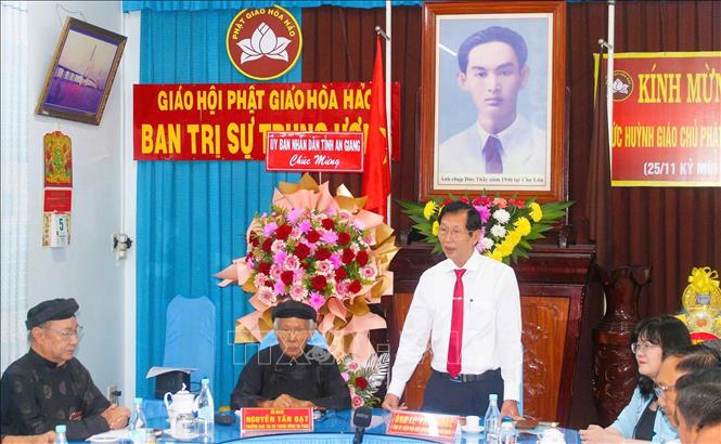 Phó Chủ tịch UBND tỉnh An Giang Lê Văn Phước phát biểu chúc mừng Ban Trị sự Trung ương Giáo hội Phật giáo Hòa Hảo và tín đồ Phật giáo Hòa Hảo. Ảnh: Công Mạo-TTXVN