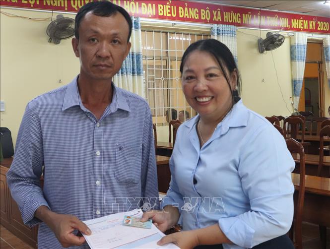 Người dân xã Hưng Mỹ, tỉnh Cà Mau, nhận tiền bồi hoàn giải phóng mặt bằng dự án. Ảnh: Tuấn Phi-TTXVN