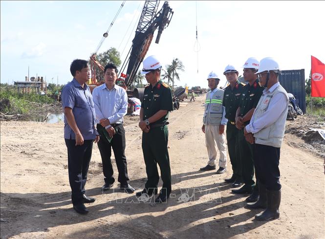 Phó Bí thư Thường trực Tỉnh ủy Cà Mau Huỳnh Quốc Việt kiểm tra tại công trường cao tốc cao tốc Cà Mau - Đất Mũi. Ảnh: Tuấn Phi-TTXVN