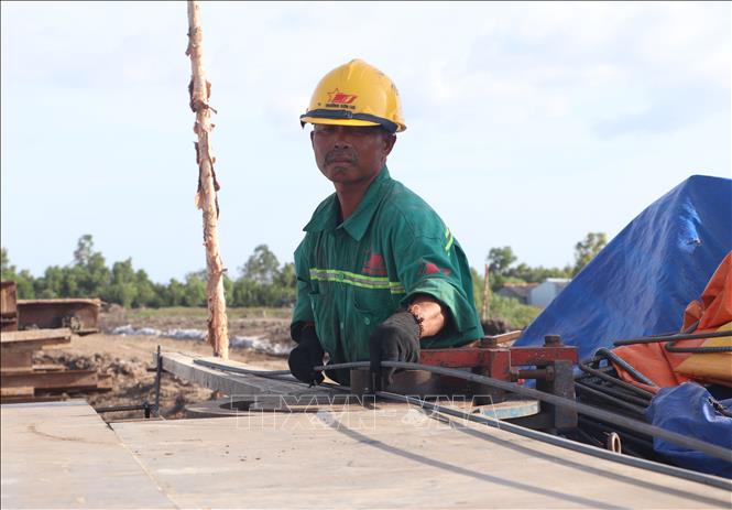 Nhân công đang thi công dự án cao tốc Cà Mau - Đất Mũi. Ảnh: Tuấn Phi-TTXVN