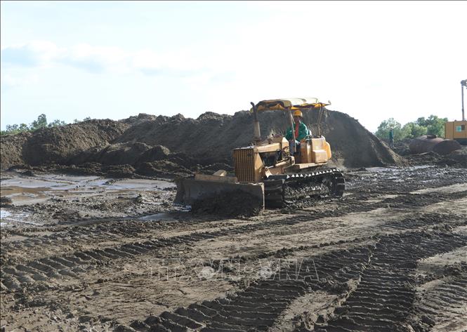 Trang thiết bị máy móc được đơn vị thi công triển khai ngoài công trường dự án. Ảnh: Tuấn Phi-TTXVN