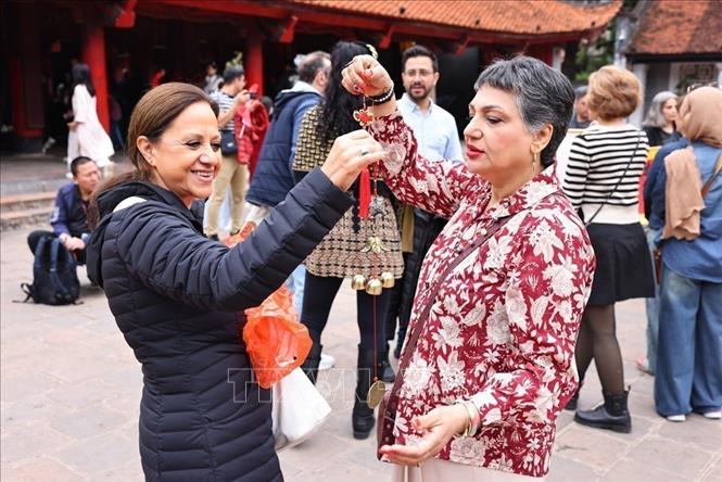 Foreign tourists visit Van Mieu-Quoc Tu Giam (Temple of Literature) in Hanoi during the New Year 2026 holiday. VNA Photo