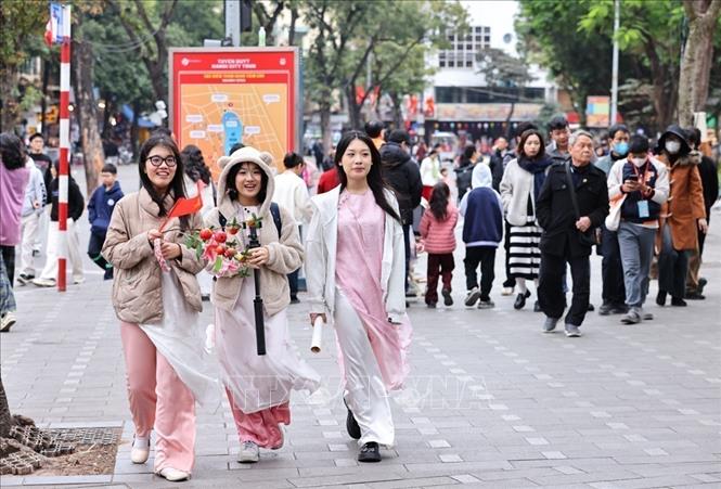 Pedestrian streets in Hanoi attract visitors during the New Year 2026 holiday. VNA Photo