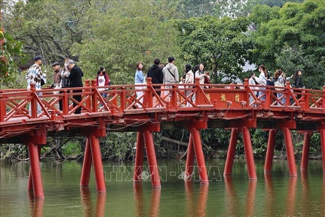The Huc Bridge on Hoan Kiem Lake in Hanoi during the New Year 2026 holiday. VNA Photo